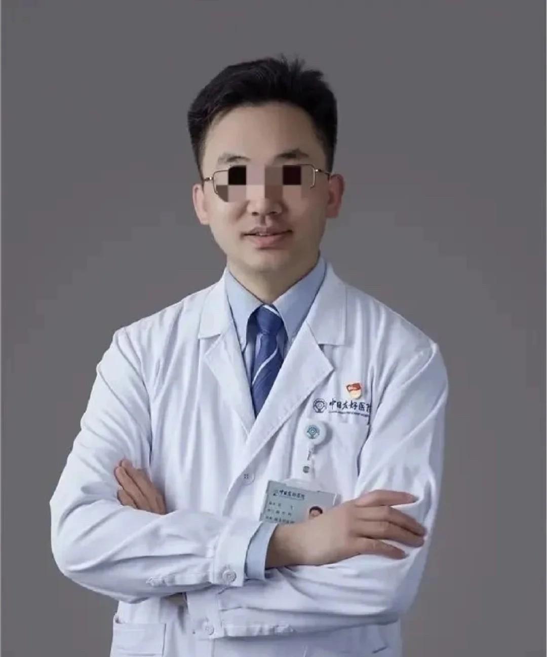 像肖飞这样的医生，年收入大概多少？
他是胸外科副主任医师，
而且发现一个点，很奇