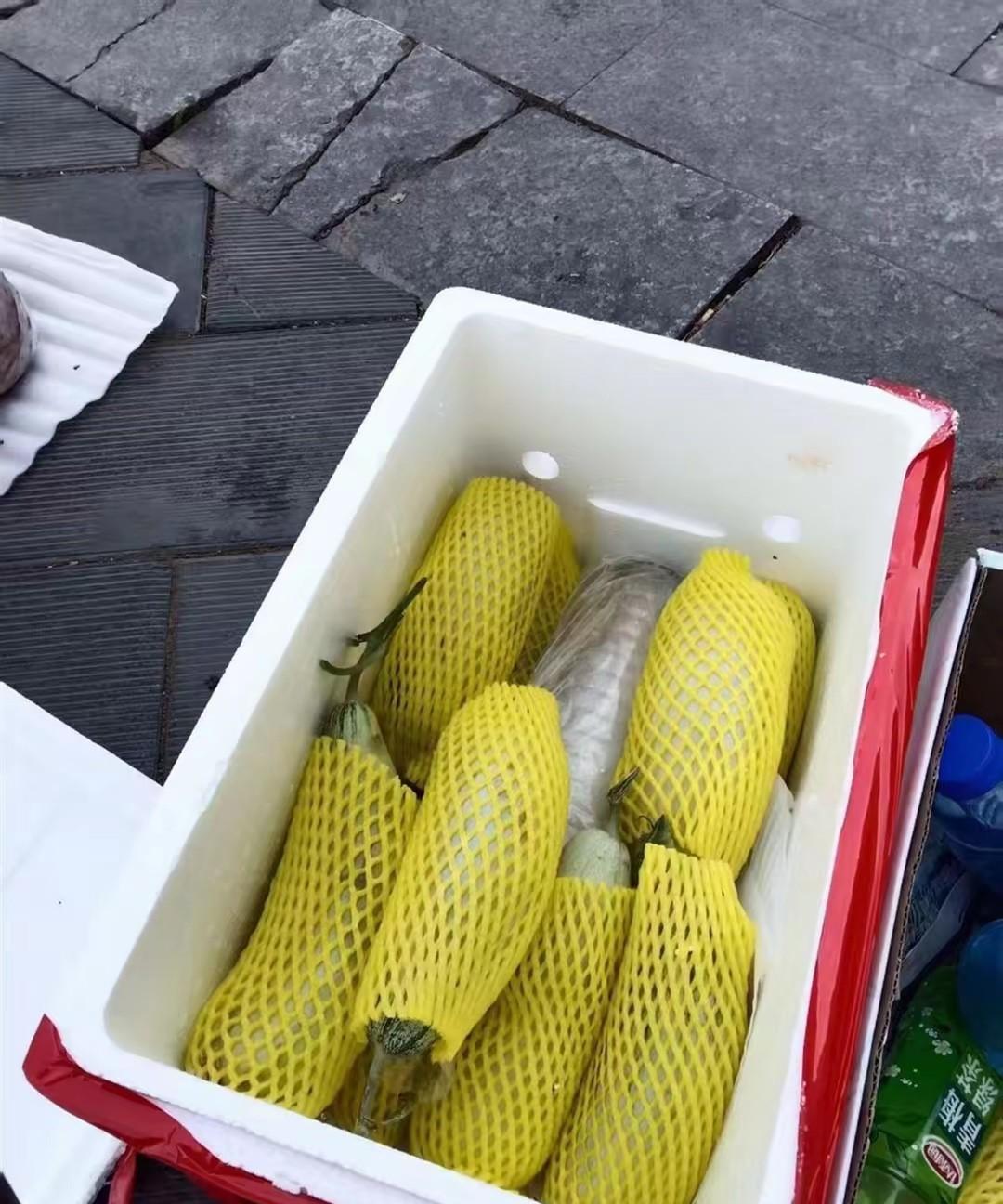 湖北广水，大妈花85元买了25斤羊角蜜，结果回家一看，箱子底下竟然有一3斤重的矿
