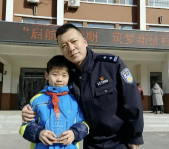 2021年，沈阳一男孩上学路上捡到26万巨款，报警找到失主后，却让对方大吃一惊，