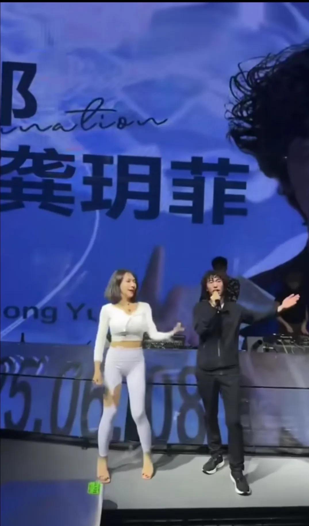面对龚玥菲，庞麦郎是真男人？还是不是男人？因为龚玥菲说，她要走了，这么久了她还没