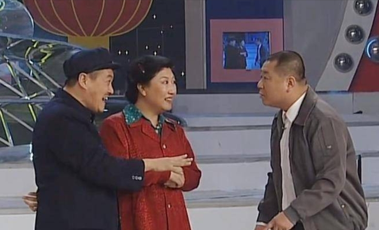 有一次，赵本山领着范伟商演，七场42万，分给范伟7000，高秀敏看不下去了：“哥