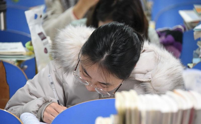 最近连续看了两个青年人轻生的消息，一个是在校研究生，一个中学老师，令人惋惜。
