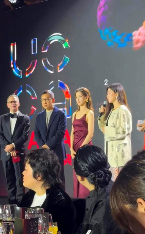 一张合照把两种活法摆到眼前

章泽天把肩膀露出来，却用西装料子裹住气场，她要把当