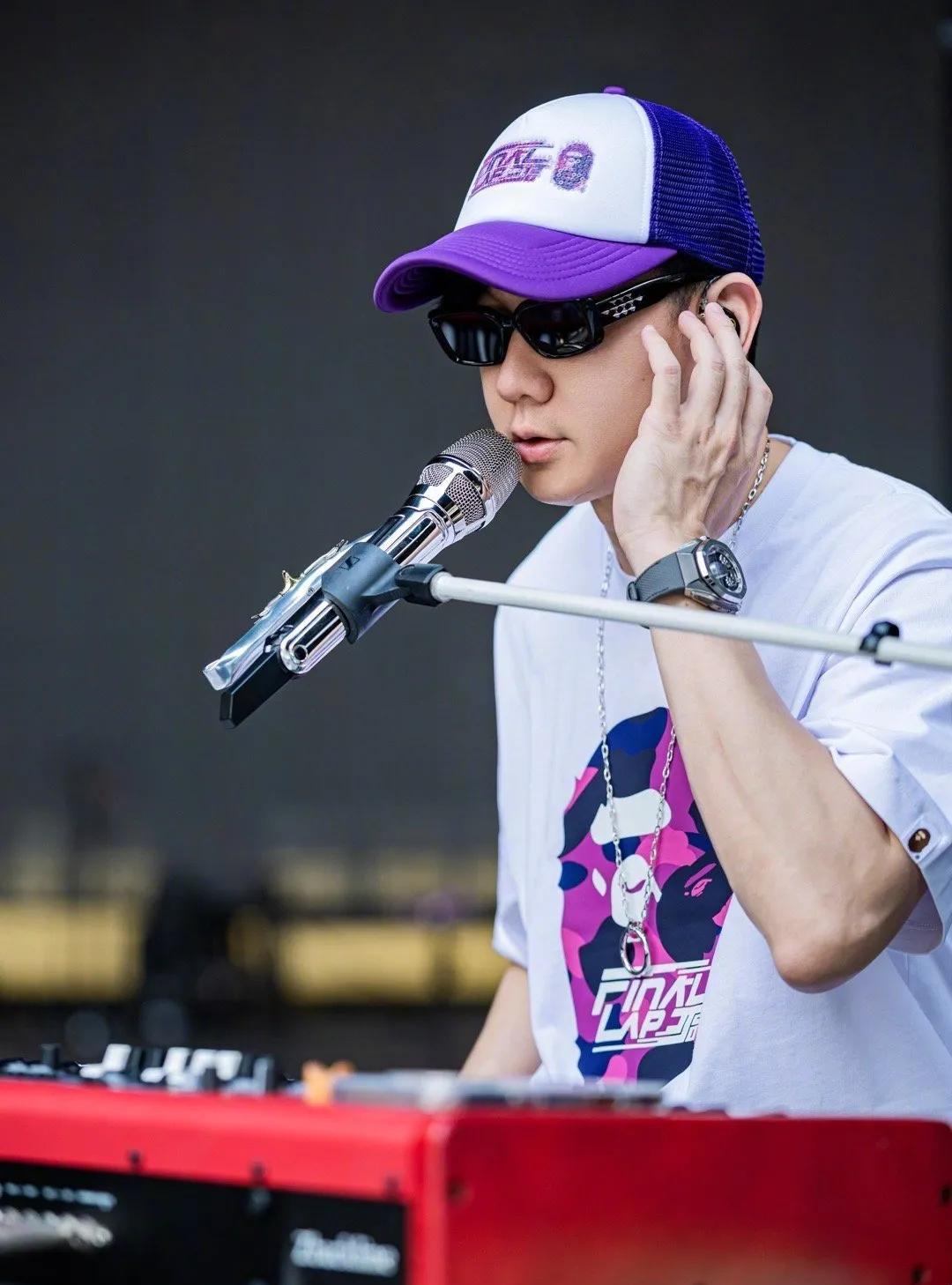近日，娱乐圈迎来令人惊喜的梦幻联动！林俊杰发文致谢谢霆锋：“謝謝霆鋒以美食來參與