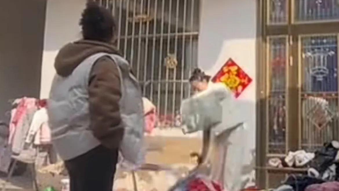 儿媳妇给婆婆收拾屋子，扔掉不穿的衣服，婆婆不语捡回一件是一件