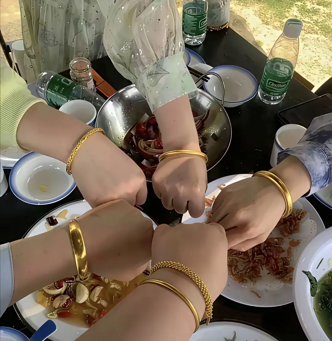 六个女人聚会，只有一个没有戴镯子，如果没戴的是你老婆，你是什么心情？
