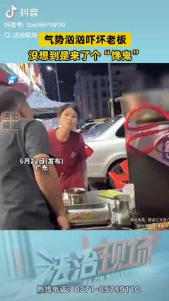 好心酸！广东，一男子气势汹汹质问地摊老板：谁让你在这里摆摊的？香味都传到8楼了！