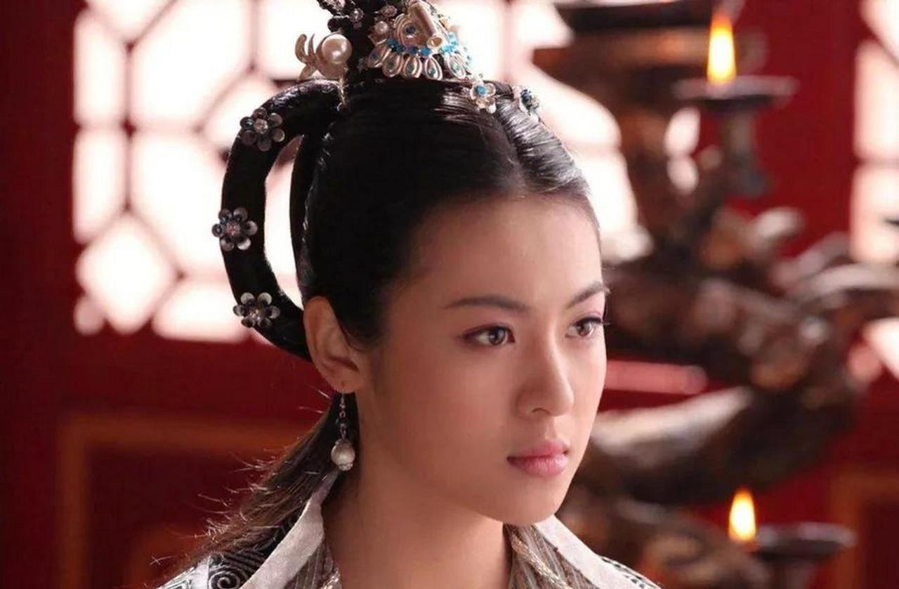 隋文帝杨坚病重，宠妃宣华夫人在一旁伺候。谁料换衣服的功夫，竟被杨广非礼，宣华夫人