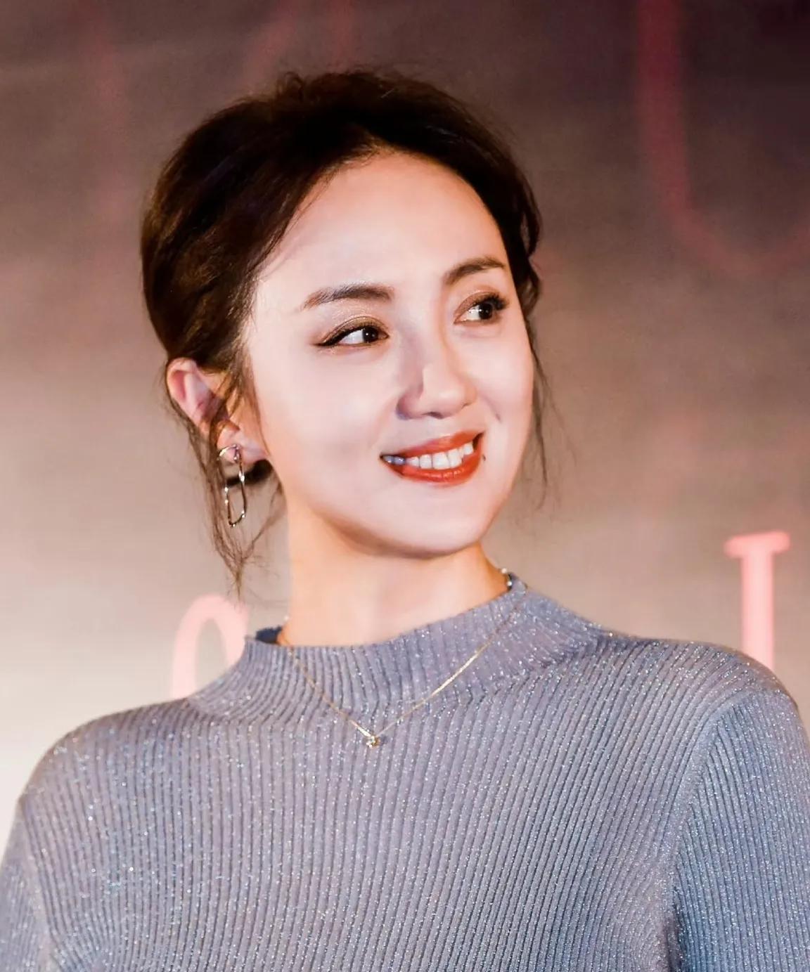 看了朱媛媛的外甥女的采访
才知道辛柏青为什么没在昨天结婚纪念日的时候纪念朱媛媛！