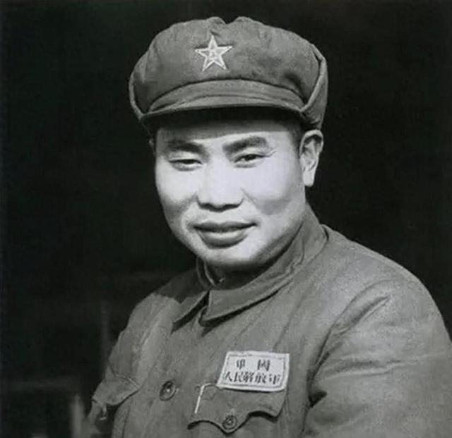1951年突破临津江时，5个师的志愿军意外被美军堵在江边，一眼望不到头，挤在一起