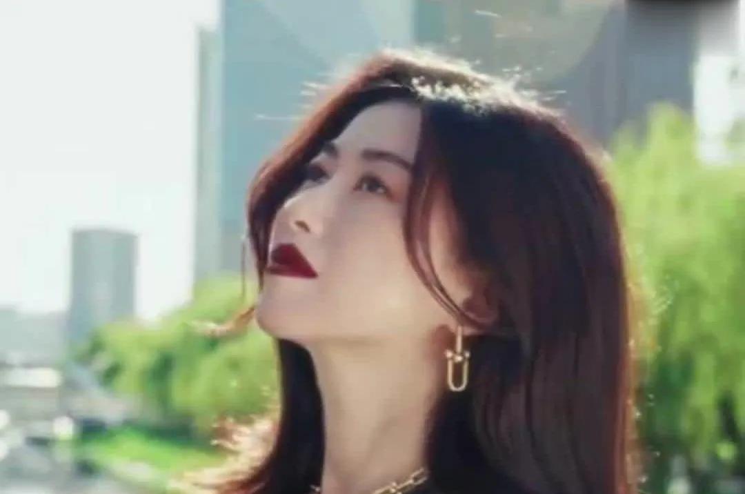 #朱珠的深色红唇，是经济上行的美吧！
朱珠这张脸真的太有辨识度了！涂上深色红唇后