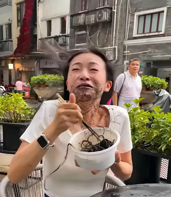 小姐姐吃什么呀？吃的这么抽象
