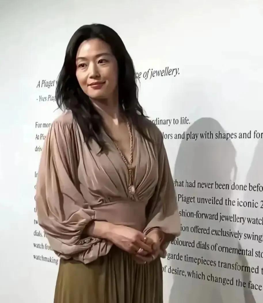 如果我不说她是谁，
你还能想起她的名字么？
说实话，
我宁愿看不到这些照片，
全