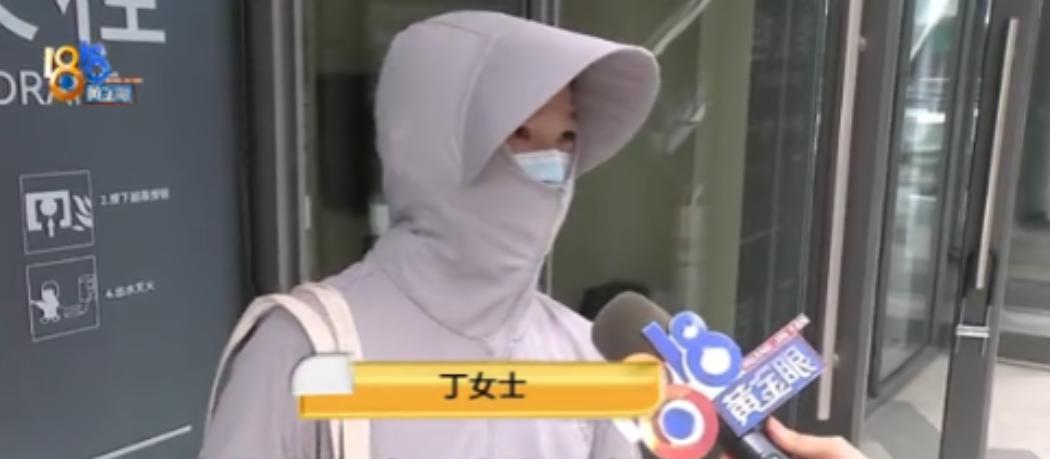 “逛个商场也能被钉子扎脚？”浙江一女子穿着洞洞鞋逛商场，不慎踩到路边一个钉子，脚