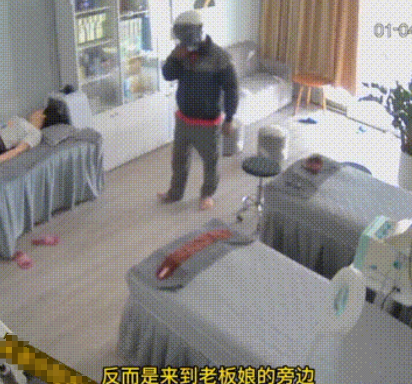 一个戴着头盔的男子，鬼鬼祟祟闯进街边的按摩店。女老板正躺在里屋床上酣睡。男子进了
