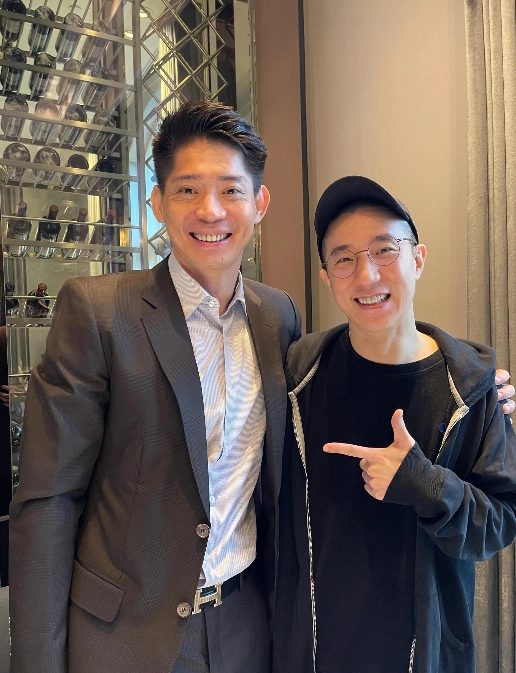 小房子平时没少“吸烟”啊！这烤瓷牙都熏黑了！感觉他和他妹妹是来惩罚亲爸的！！兄妹