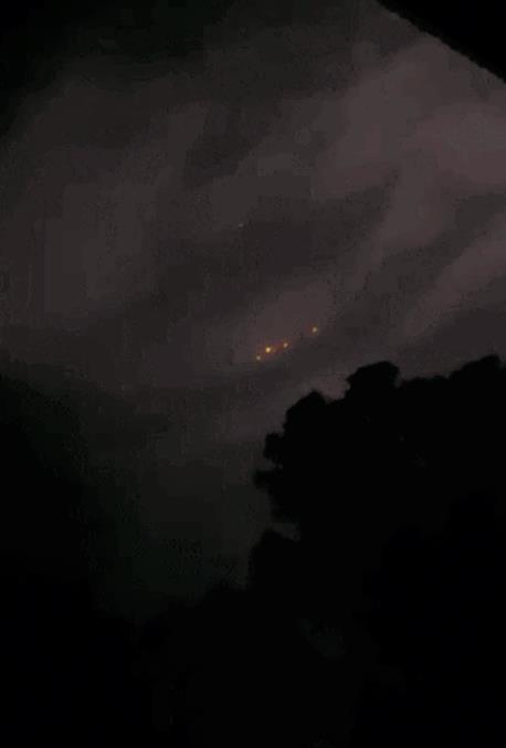 整个印度都彻夜响起防空警报，巴基斯坦400多架导弹和无人机密集突袭印度。印军防空