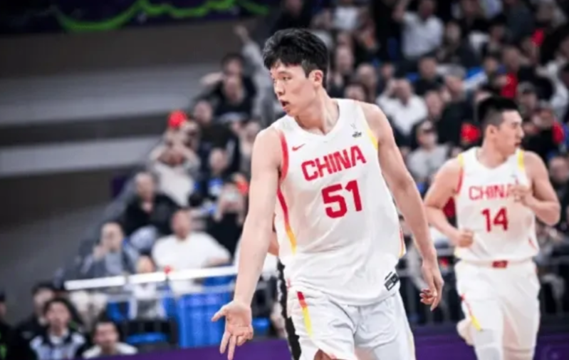 杨瀚森的力量确实还有加强空间，要是再好好练练罚球、中距离以及三分，那可就真无敌了