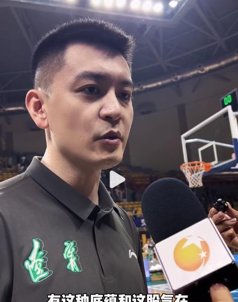 杨鸣在热身赛战胜北控队后接受采访时表示：球队所有球员都在憋着一股劲，因为现在是媒