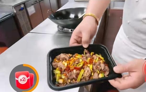 这盘小炒肉的现场，我发现了几个问题：
首先，我认为这厨师应该是正经厨师，因为他手