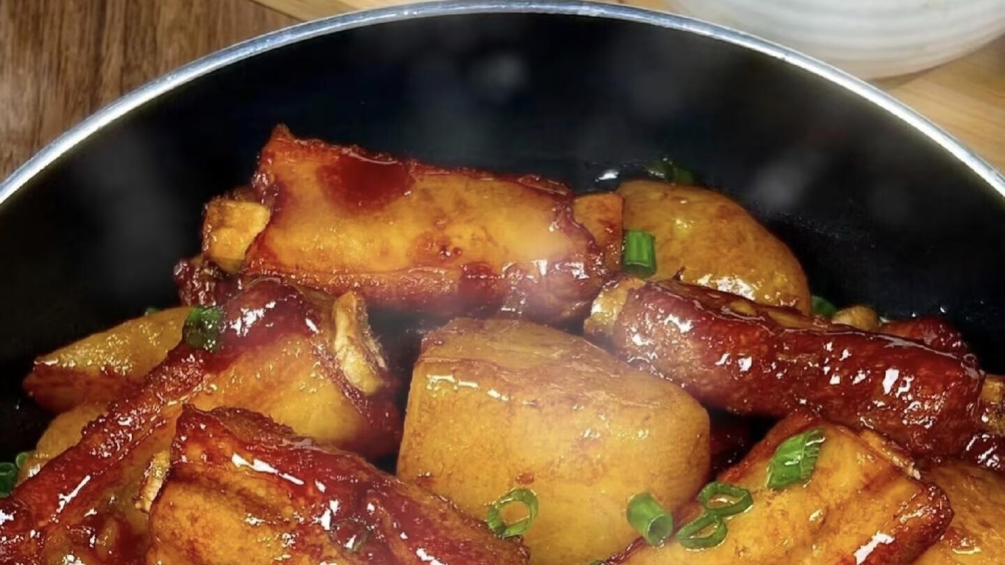 排骨这样做才叫绝！土豆烧排骨，酱香浓郁，汤汁拌饭一绝