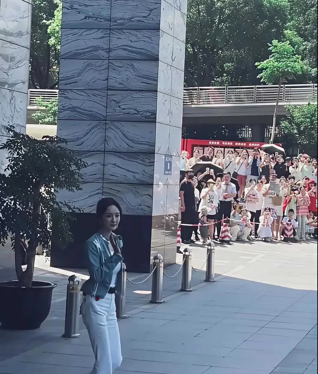 杨幂现身株洲录节目，那身材真是绝了，瘦得快成纸片人，却还前凸后翘，吸睛无数。照片