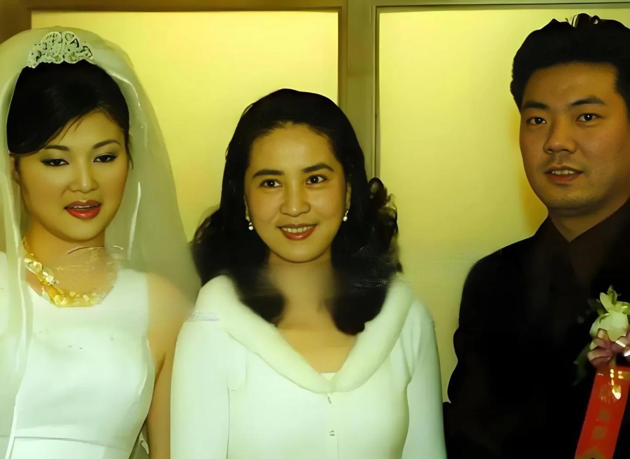 林凤娇的弟弟结婚时，成龙作为姐夫都没去，看来没看得起她们家。
话说，但凡林凤娇的