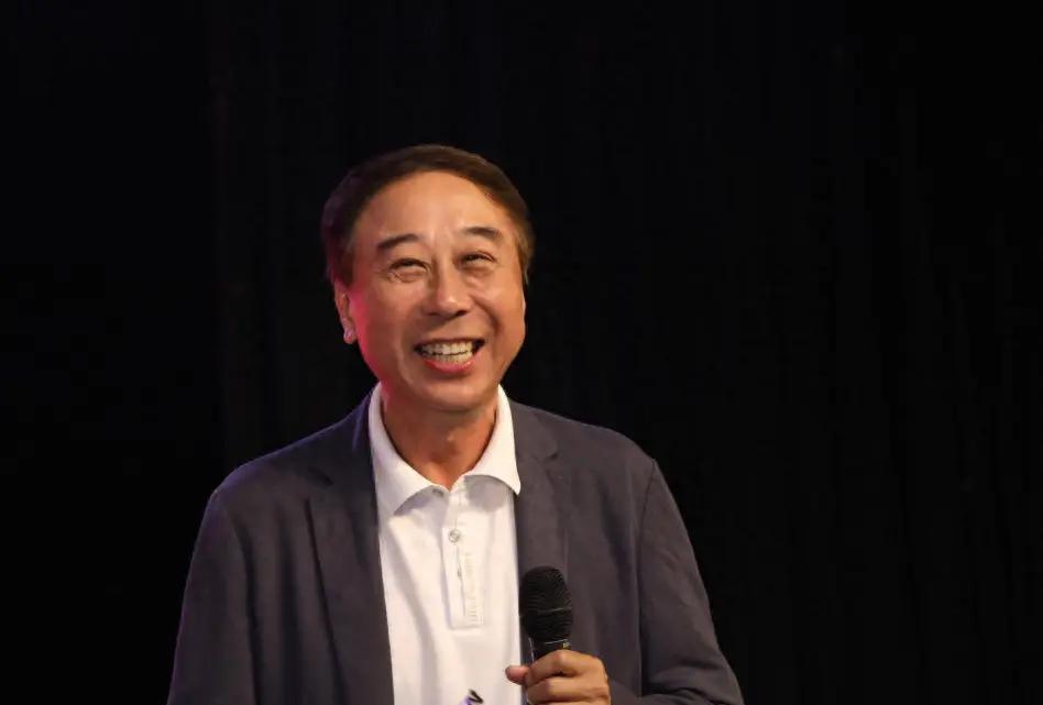 一天，冯巩带两个徒弟去吃饭，一共225元，可是结帐时却没人出声，冯巩只好对服务员