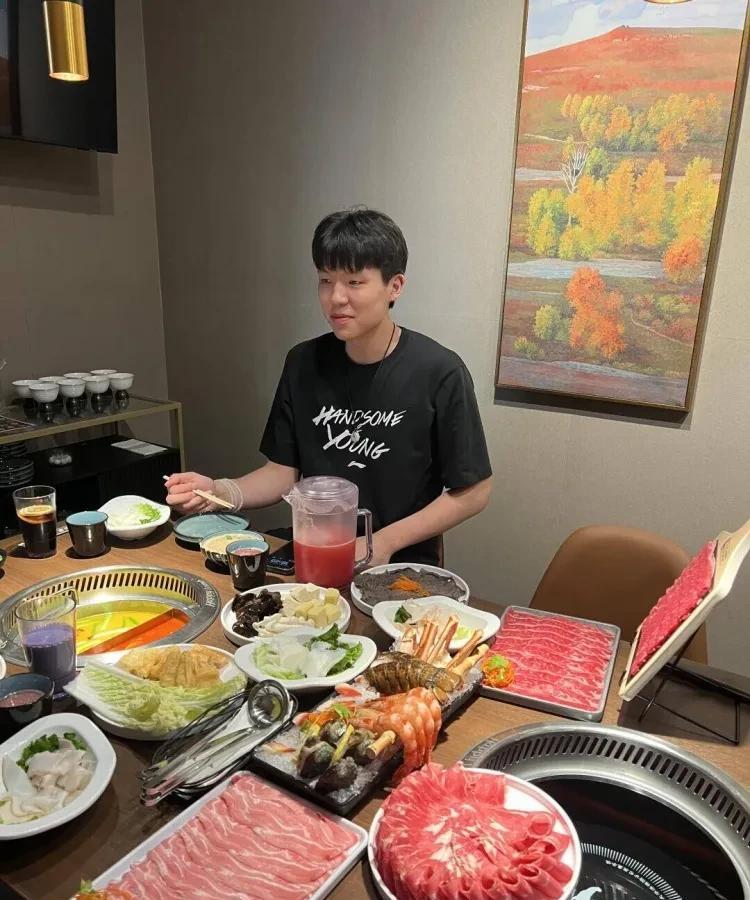 周琦吃个煎饼果子，被网暴了这么多年！
杨瀚森吃火锅，却没人指责杨瀚森生活不自律！