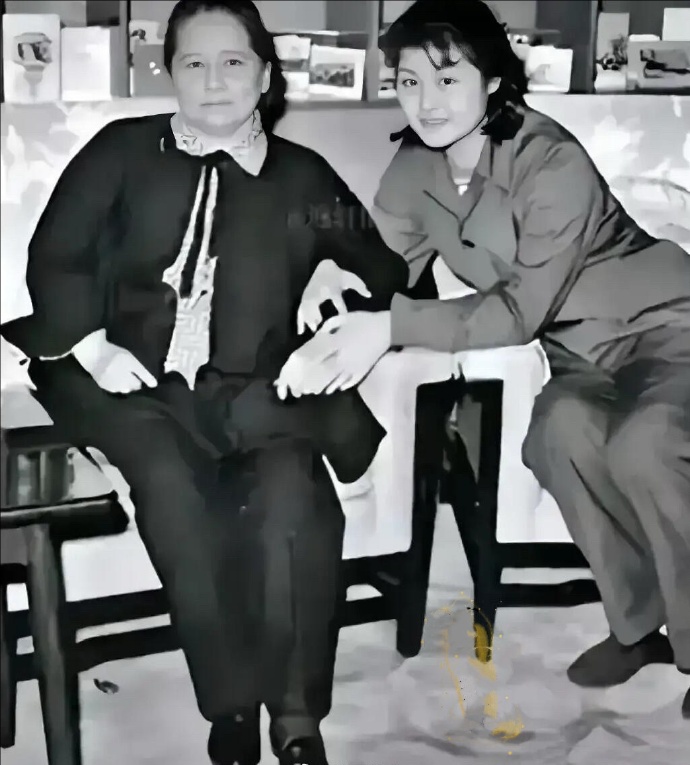 隋永清与宋庆龄的合影 ​​​
