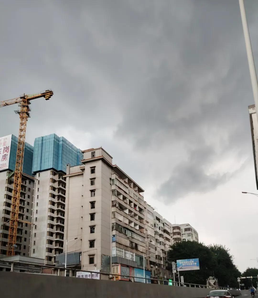 《城嚣待雨》
墨云翻卷压重楼，车影纷驰客意愁。
风卷尘沙喧市井，天低欲语酿滂流 