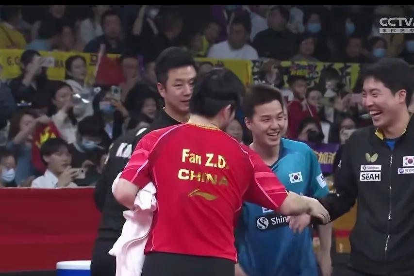 这两个憨憨是谁啊？怎么看见樊振东笑得后槽牙都露出来了，眼神还无比真挚！
虽然说，