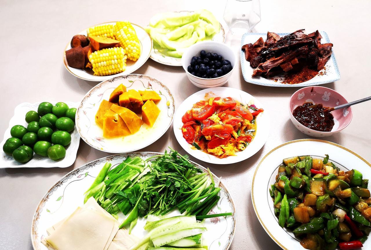 “人到中年，最大的觉悟不是赚了多少钱，人脉有多广，而是终于明白了一件事，不要过度