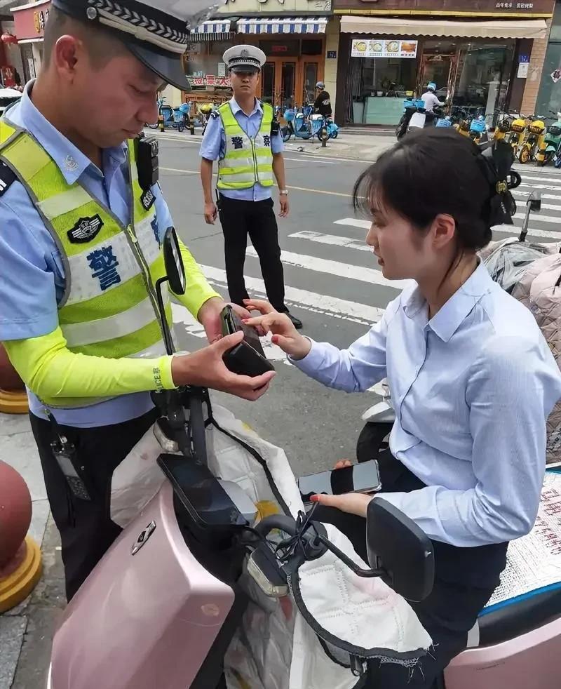 我信奉戴头盔主义。  清晨，我骑车等红灯，正好停在执勤交警旁边。他正与一位年轻女