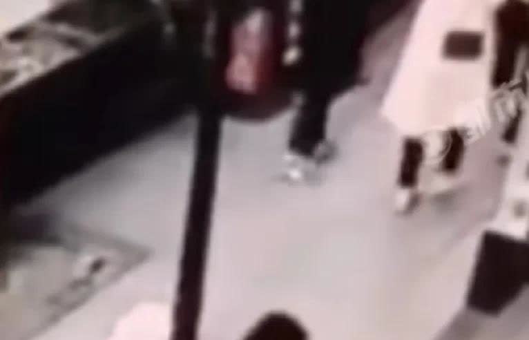 她是没有明白不怕一万，就怕万一的道理。

你同意法院的判决吗？

有一名