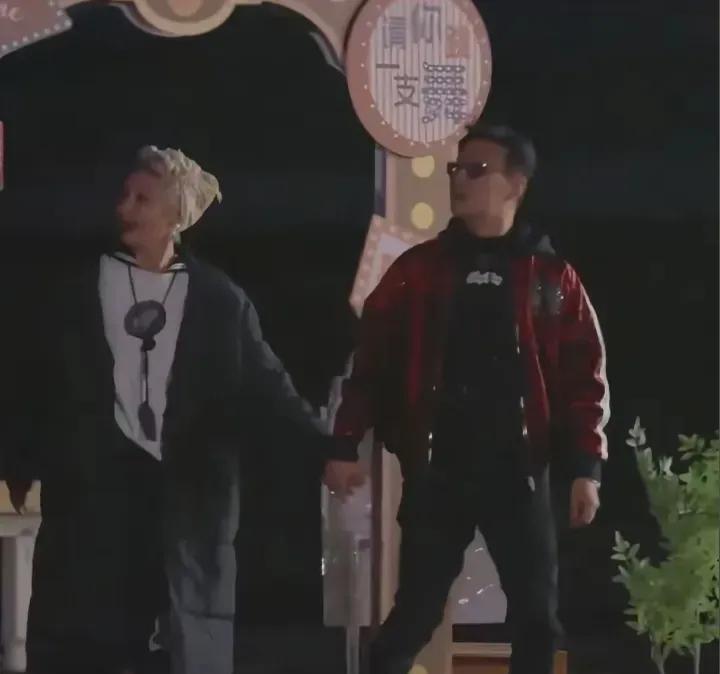 汪峰仅用一束鲜花和无人机就把宁静给征服了
同样的招数，汪峰也曾用在对曾经的章子怡