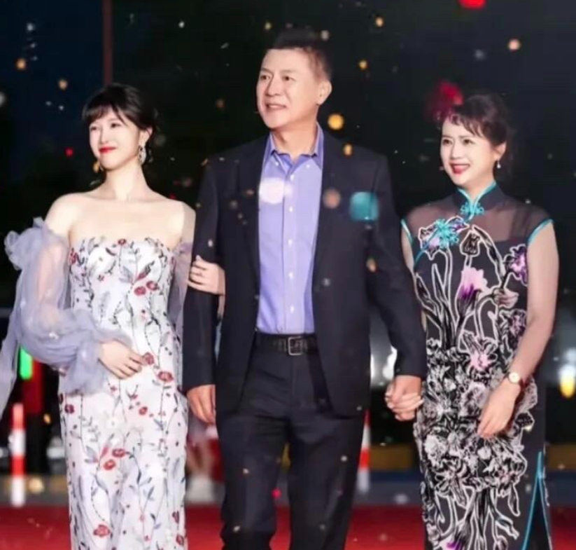 这一家三口同框合影，真养眼！刘之冰牵着妻子茹萍的手，女儿奚望一只手挽着父亲刘之冰
