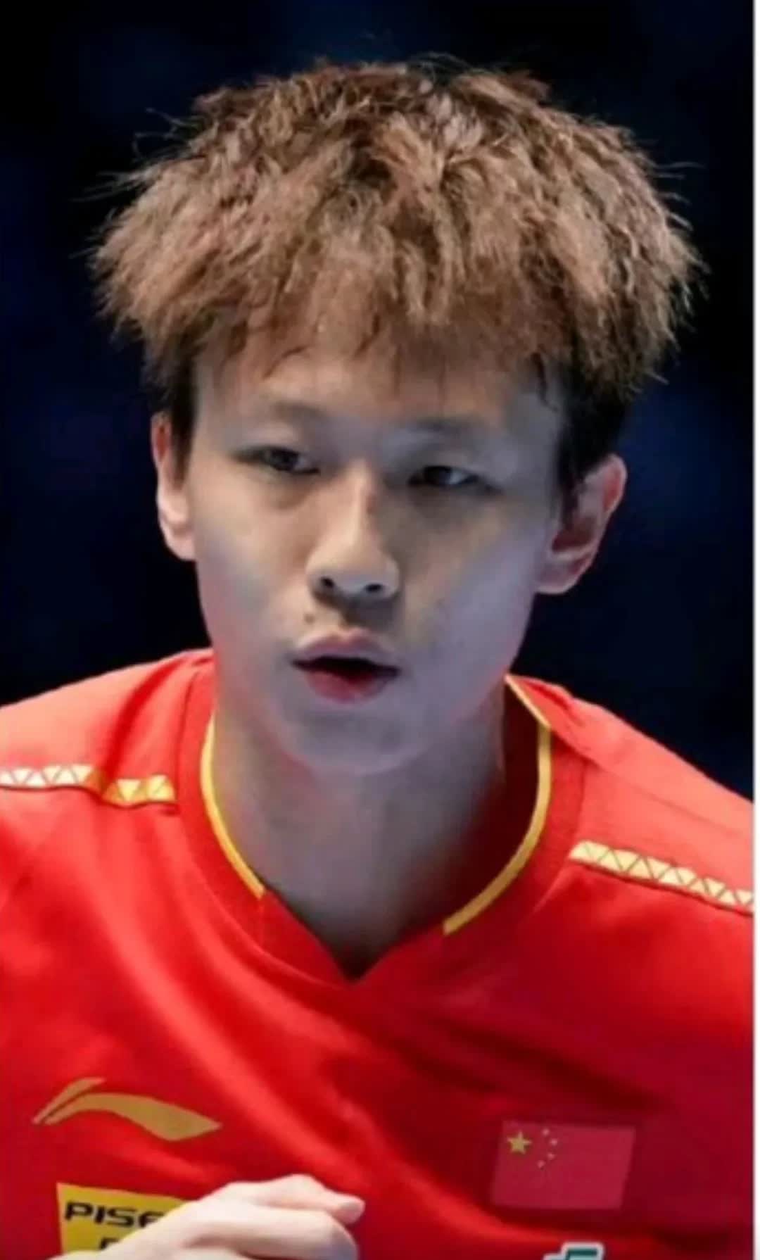 乒乓球世界锦标赛今早爆出精彩对决！中国选手林高远在男单首轮上演惊天翻盘好戏。这位