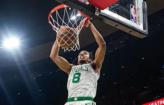 NBA常规赛，凯尔特人与奇才的比赛正在进行中。
目前，凯尔特人球员约什-米诺特得