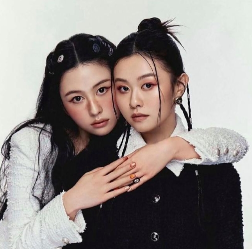 邱淑贞的大女儿和二女儿一起合拍广告啦。可姐妹俩颜值实在普通，脸型和五官都不咋出众