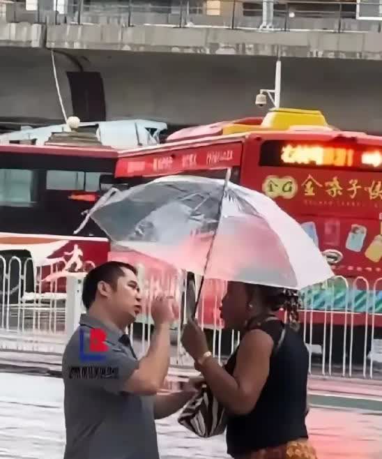 “太无语了”天下着大雨，出租车司机送一名外籍女子到目的地后，这名外籍女子想坐霸王