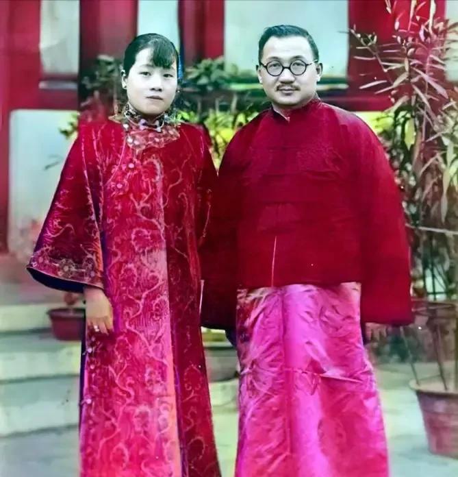 1914年，宋霭龄刚步入婚礼的殿堂，拍了一张合影，他们笑靥如花