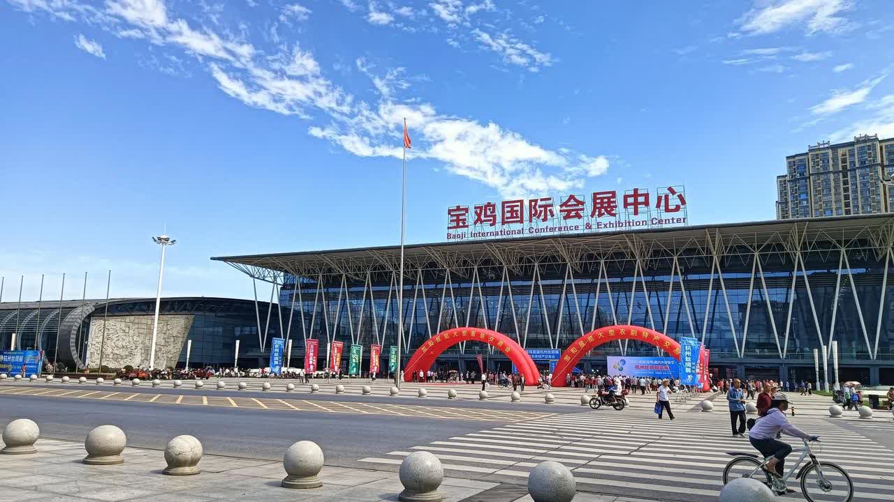 陈仓区会展中心，今天首届好物节开始了，也是丝绸及国内外农产品展示会。虽然是周五，