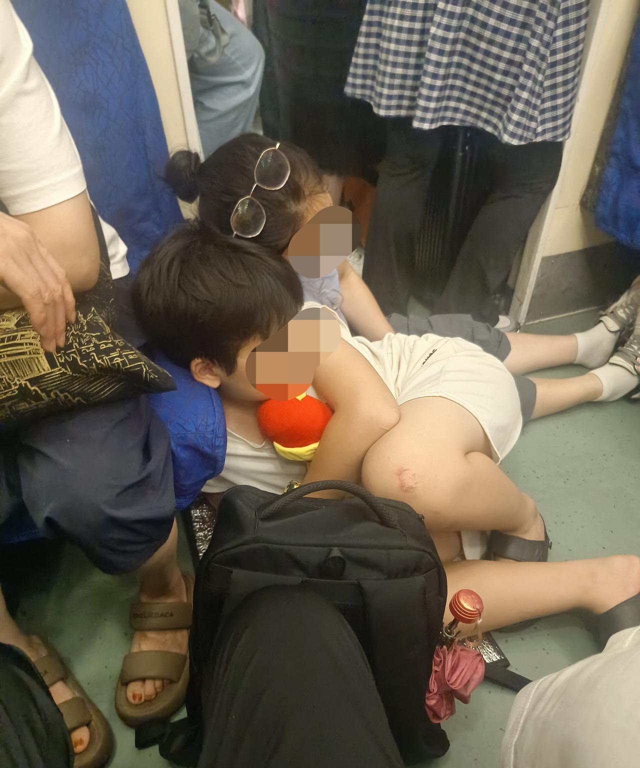 昨天坐绿皮火车人太多了，你看这个小孩在走廊里的睡姿太难受了。
我记得二十年前上学