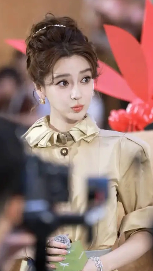 杨颖穿长款棕色风衣笑容甜美。