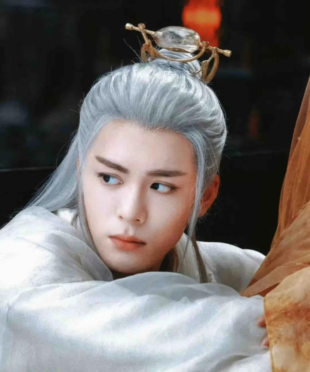 在热播剧《临江仙》中，曾舜晞贡献了一场堪称封神的哭戏。他饰演的白九思，在与爱人诀