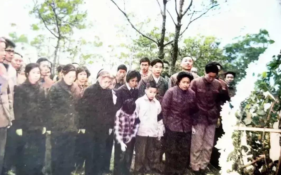 这张照片拍摄于1979年，巾帼女英雄老红军携家人在松风石，埋下陶铸的骨粉盒，大家