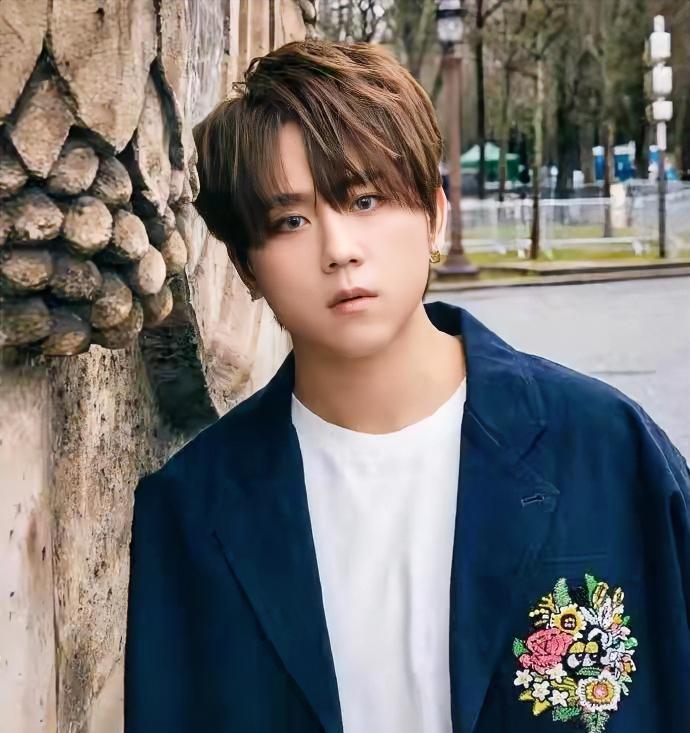 到底是意外还是自己跳的？
6月24日，媒体报道“香港顶流”姜涛
在自己家附近坠海