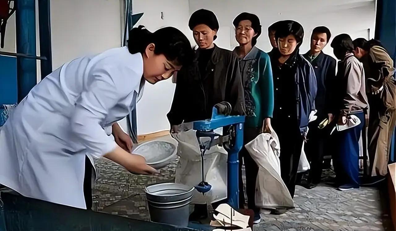 朝鲜粮食如何分配的？根据2025年的标准，朝鲜成年人每天定量为700克混合粮食，