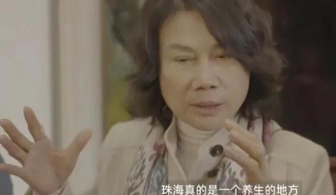 董明珠说珠海适合养生，日本来的导演竹内亮却说：“但是珠海交通不方便啊。”董明珠：
